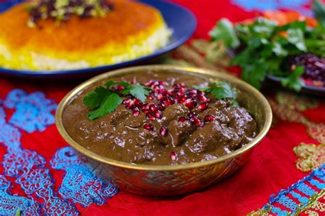  Fesenjan: Den smakrika sammansättningen av söt sura granatäpplen och knapriga valnötter i Isfahan!