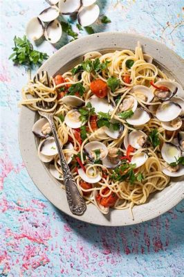  Spaghetti alle Vongole?  En italiensk klassiker som kombinerar den salta goodnessen av skaldjur med den mjuka konsistensen av färsk pasta!