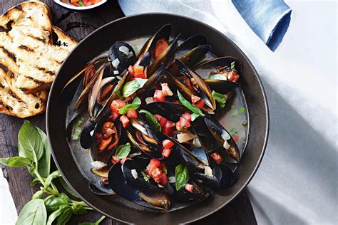  Moules Marinière! En krämmande upplevelse av havets smak med en fräsch och örtig touch