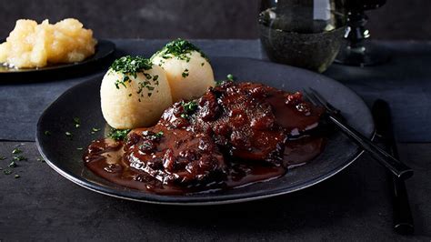  Rheinischer Sauerbraten Med Kål! En Umami-Bomb med en Söt och Syrlig Kick.